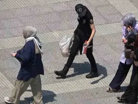 Samsun’da sıcaktan bayılan kadının yardımına vatandaşlar ve polisler koştu
