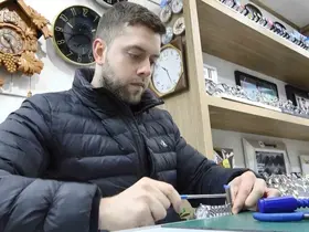 Samsun’un en genç saat tamircisi, zamana ayar veriyor
