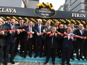 Sanatçi İsmail Türüt Erzurum’da pastahane açılışına katıldı
