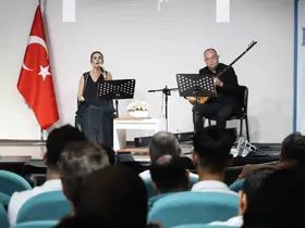 Sanatçılar Yaprak Sayar ve Alper Uzkur, denetimli serbestlik yükümlüleriyle bir araya geldi

