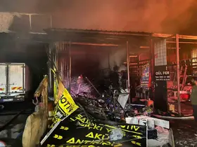 Sanayi sitesindeki yangında 7 iş yeri ve 3 araç yandı

