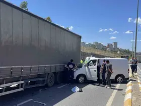 Sancaktepe’de tıra çarpan araç hurdaya döndü: 2 yaralı
