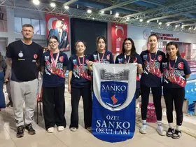 SANKO Okulları genç kız yüzme takımı, bölge şampiyonu oldu

