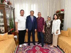 Şanlıurfa Valisi Hasan Şıldak eşi ile birlikte yaşlı bireylerle buluştu
