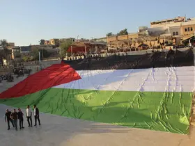 Şanlıurfa’da İsrail’in saldırıları dev Filistin bayrağıyla protesto edildi
