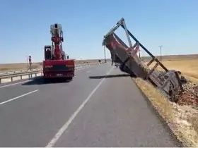 Şanlıurfa’da karpuz yüklü kamyon şarampole devrildi: 2 yaralı
