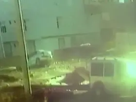 Şanlıurfa’da park halindeki aracın çukura düşmesi kamerada
