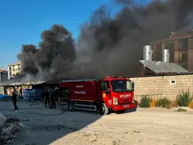 Şantiye alanındaki konteynerlerde yangın