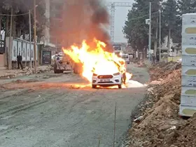 Şantiye çalışmaları esnasında zarar verilen doğalgaz borusundan çıkan alevlerle hafif ticari araç yandı
