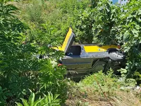Sapanca’da otomobil ile taksi çarpıştı: Dereye yuvarlanan taksinin sürücüsü yaralandı
