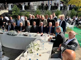 Saral ailesi yemekte bir araya geldi
