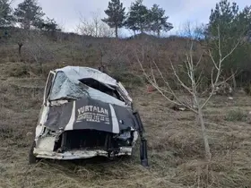 Şarampole devrilen minibüs hurda yığınına döndü: 1 yaralı

