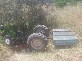 Şarampole düşen traktörünün altında hayatını kaybetti
