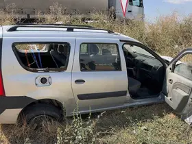 Sarampole giren otomobilde 2 kişi yaralandı
