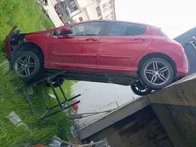Şarampole uçan otomobil dik kaldı: 1 yaralı
