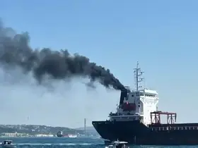 Sarayburnu açıklarında gemi bacasından yükselen dumanlar merak uyandırdı
