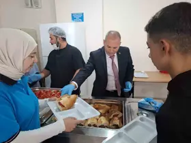 Sarıgöl Milli Eğitim Müdürü pansiyonda kalan öğrencilere yemek dağıttı
