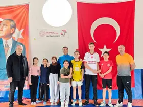 Sarıgöl’de minik güreşçiler tatilde de minderde
