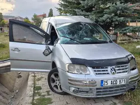 Sarıkamış’ta hafif ticari araç şarampole devrildi: 2 yaralı

