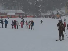 Sarıkamış’ta kar yağışı altında kayak ve snowboard keyfi
