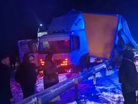Sarıkamış’ta otobüs kamyona çarpı: 9 yaralı
