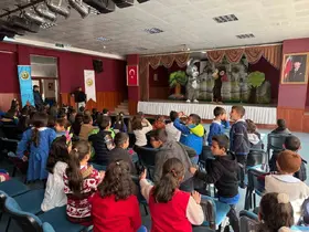 Sarıkamış’ta "Şarkılı Orman" oyununa miniklerden yoğun ilgi
