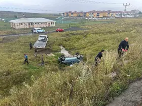 Sarıkamış’ta yağış kazaya neden oldu: Hafif ticari araç şarampole devrildi, 2 yaralı
