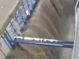 Sarıyer Ayazağa’da istinat duvarı şelaleye döndü

