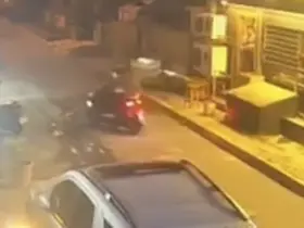 Sarıyer’de kasaba silahlı saldırı kamerada: 2’si çocuk yaşta 3 şüpheli yakalandı
