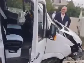 Sarıyer’de okul servisi duvara çarptı: 1 yaralı
