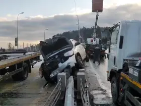 Sarıyer’de otomobil aydınlatma direğine çarptı
