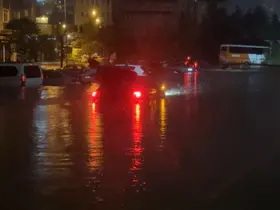 Sarıyer’de otoparkta araçlar sular içinde kaldı
