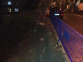 Sarıyer’de yağmur sebebiyle çöken kaldırıma belediye müdahale etmedi

