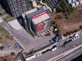 Sarıyer’deki CHP binası önünde bekleyiş sürüyor
