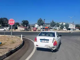 Şarkikaraağaç’ta iki otomobil çarpıştı: 3 yaşındaki çocuk yaralandı
