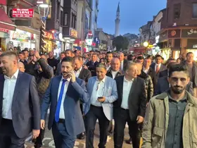 Seçim zaferini yaklaşık 800 metre yol yürüyerek kutladılar
