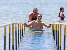 Seferihisar’ın berrak sularında özgürlüğe yüzdüler

