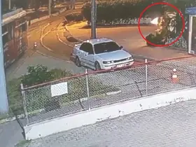 Seferleri durdurulan nostalji tramvayına yanıcı madde atıldı: O anlar kamerada
