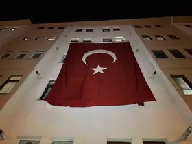 Şehit Astsubay Özcan’ın baba ocağına Türk bayrağı asıldı

