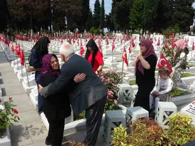 Şehit mezarlarına karanfil bıraktılar, şehit aileleriyle bayramlaştılar
