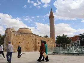 Şehrin ortasında 754 yıllık tarihi yapı dimdik ayakta duruyor
