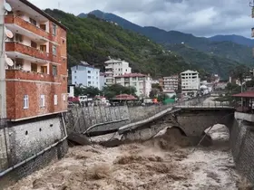 Sel suları Borçka’daki asırlık tarihi köprüyü yıktı
