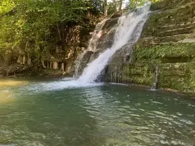 Şelaleden düşen genç yaralandı
