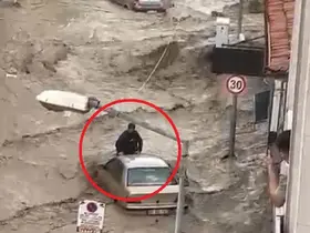 Selde can pazarı: Sel sularına kapılan aracın üzerinde hayata tutundu
