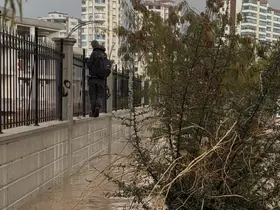 Selde kaldırım kayboldu, hastane duvarından yürüyerek geçti
