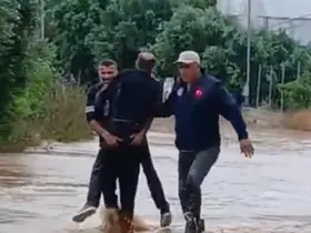 Sele kapılan şahsı mahalle sakinleri kurtardı
