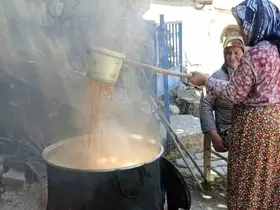 Selendi’de şifa kaynağı pekmez kaynatılmaya başlandı
