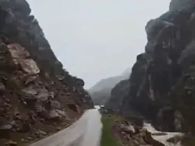 Şemdinli’de dev kaya parçası yolu ulaşıma kapattı
