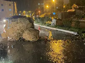 Şemdinli’de yola dev kaya parçaları düştü
