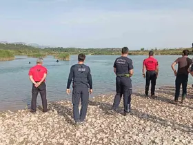 Serinlemek için Aksu Çayı’na giren 3 gençten biri akıntıya kapılarak kayboldu
